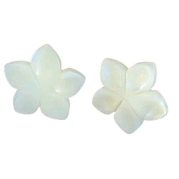 Vintage Mother of Pearl Carved Hawaiian Plumeria Flower Stud Post Earrings - Picture 2 of 6